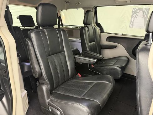 Used 2013 Chrysler Town & Country Touring-L w/ Driver Convenience Group FWD image 25