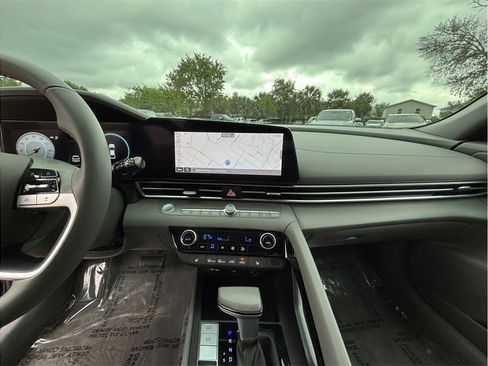 Used 2023 Hyundai Elantra SEL w/ Convenience Package image 11