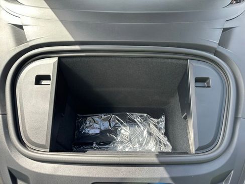 Used 2025 Porsche Taycan image 37