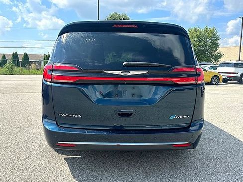 Used 2023 Chrysler Pacifica Touring-L FWD image 5