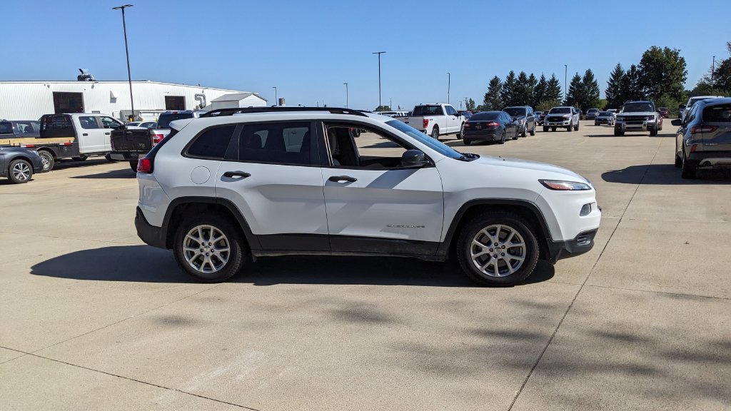 Used 2016 Jeep Cherokee Sport FWD image 2