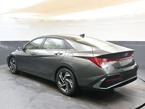 Certified 2024 Hyundai Elantra SEL w/ Convenience Package image 3