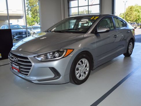 Used 2017 Hyundai Elantra SE FWD image 1
