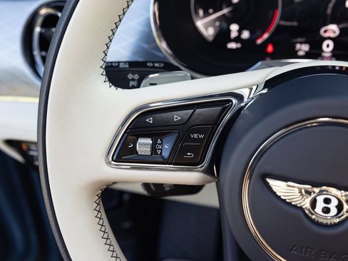 Used 2023 Bentley Bentayga AWD/4WD image 38