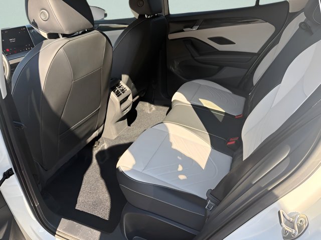 Certified 2025 Volkswagen Tiguan SE FWD image 6