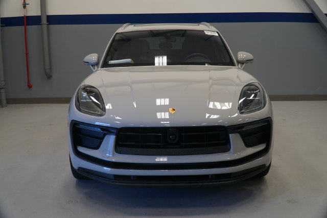 Certified 2026 Porsche Macan AWD/4WD image 13