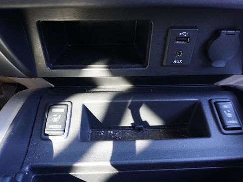 Used 2017 Nissan Titan SV image 13