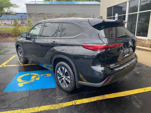 Used 2020 Toyota Highlander XLE AWD/4WD image 3