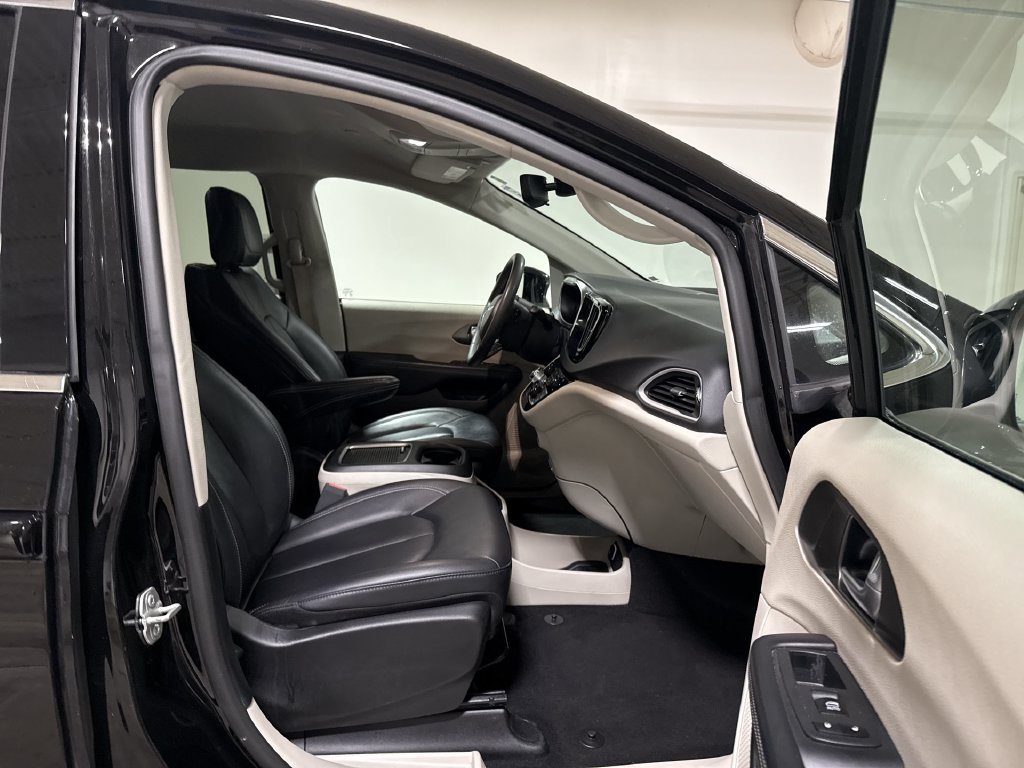 Used 2024 Chrysler Pacifica Touring-L FWD image 21