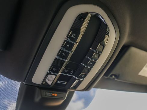 Used 2018 Porsche Macan AWD/4WD image 28