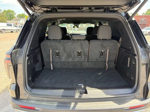Used 2025 Chevrolet Traverse LT FWD image 14