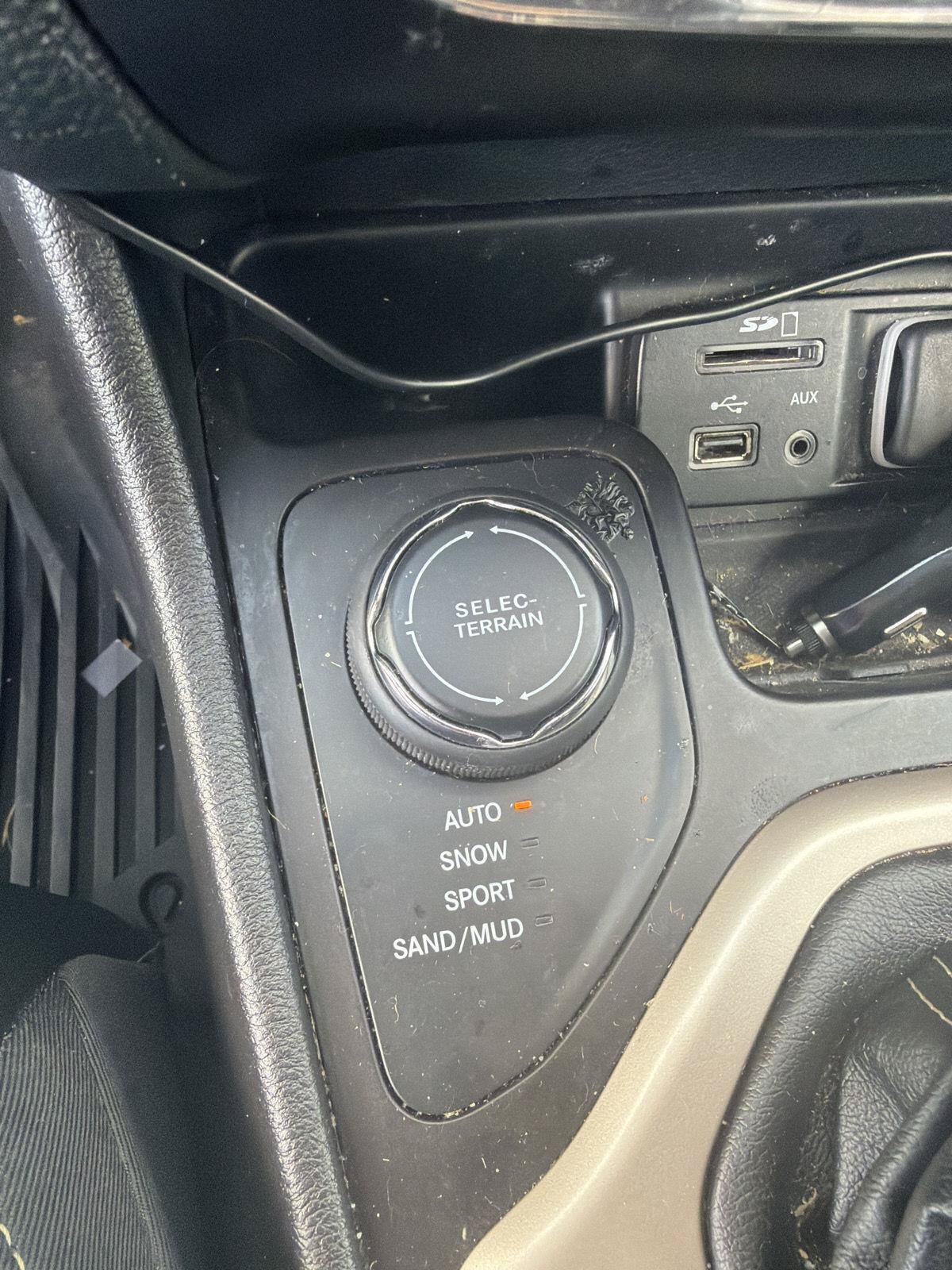 Used 2018 Jeep Cherokee Limited AWD/4WD image 34