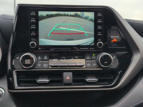 Used 2022 Toyota Highlander XLE AWD/4WD image 20