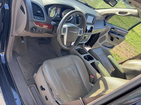 Used 2014 Chrysler Town & Country Touring-L w/ Driver Convenience Group image 12