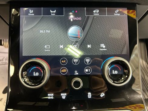 Used 2018 Land Rover Range Rover Velar R-Dynamic SE AWD/4WD image 14