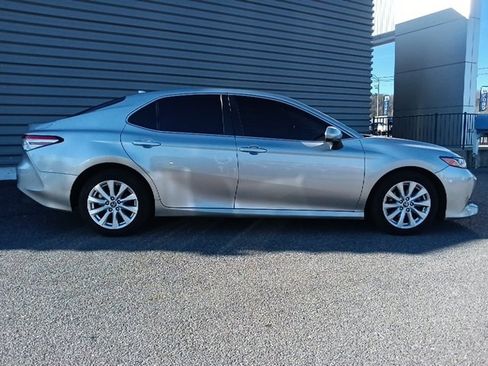 Used 2019 Toyota Camry L image 2