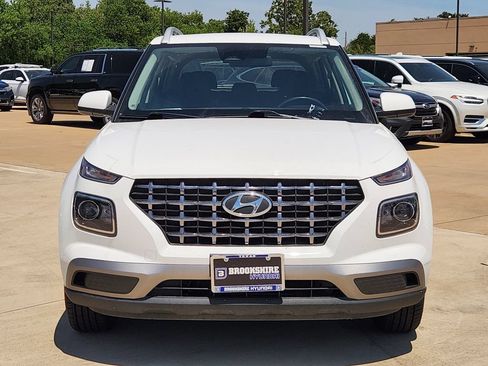 Used 2024 Hyundai Venue SEL FWD image 3