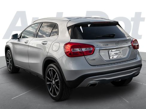 Used 2017 Mercedes-Benz GLA 250 4MATIC w/ Premium Package image 2