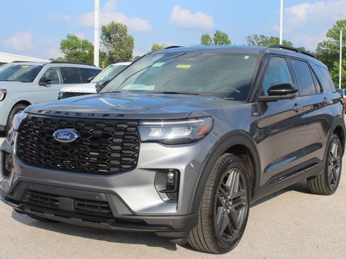 Used 2025 Ford Explorer ST-Line w/ ST-Line Street Pack AWD/4WD image 4