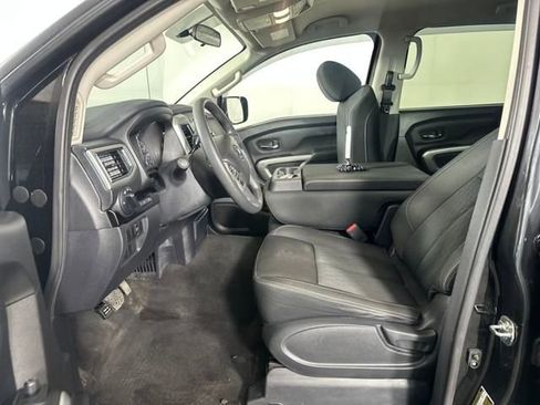 Used 2018 Nissan Titan SV image 11