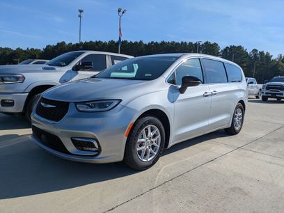 Used 2024 Chrysler Pacifica Touring-L