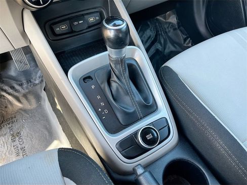 Used 2022 Hyundai Venue SEL w/ Cargo Package image 16