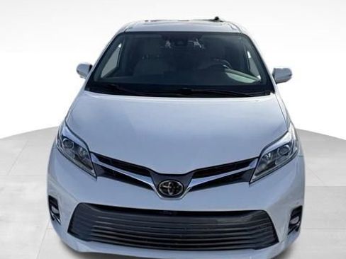 Used 2020 Toyota Sienna Limited Premium image 3