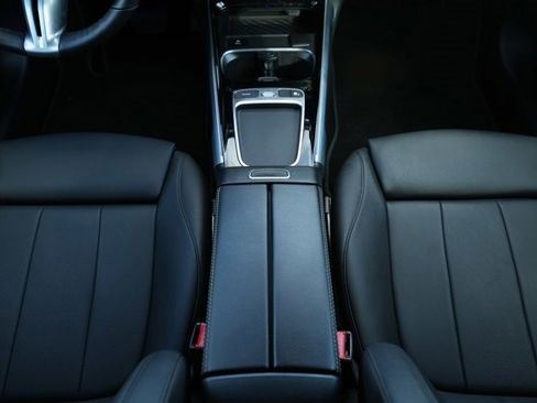 Used 2025 Mercedes-Benz GLB 250 4MATIC image 29