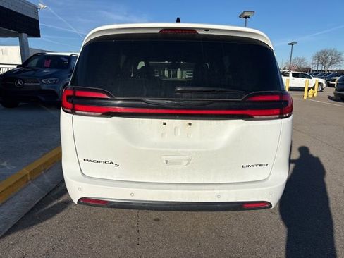 Used 2025 Chrysler Pacifica Limited image 8