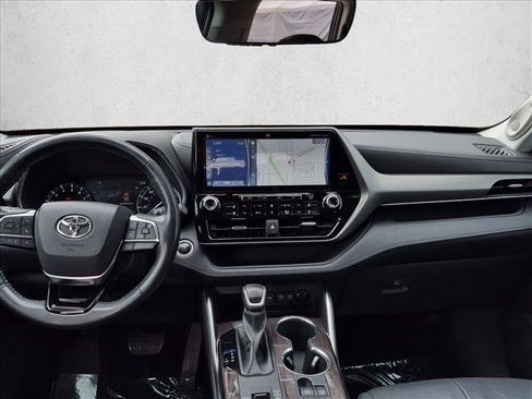 Used 2021 Toyota Highlander Limited FWD image 14