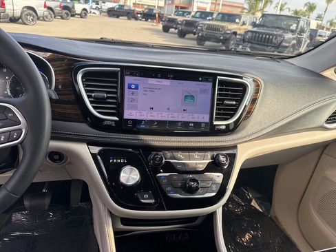 Used 2024 Chrysler Pacifica Limited image 17