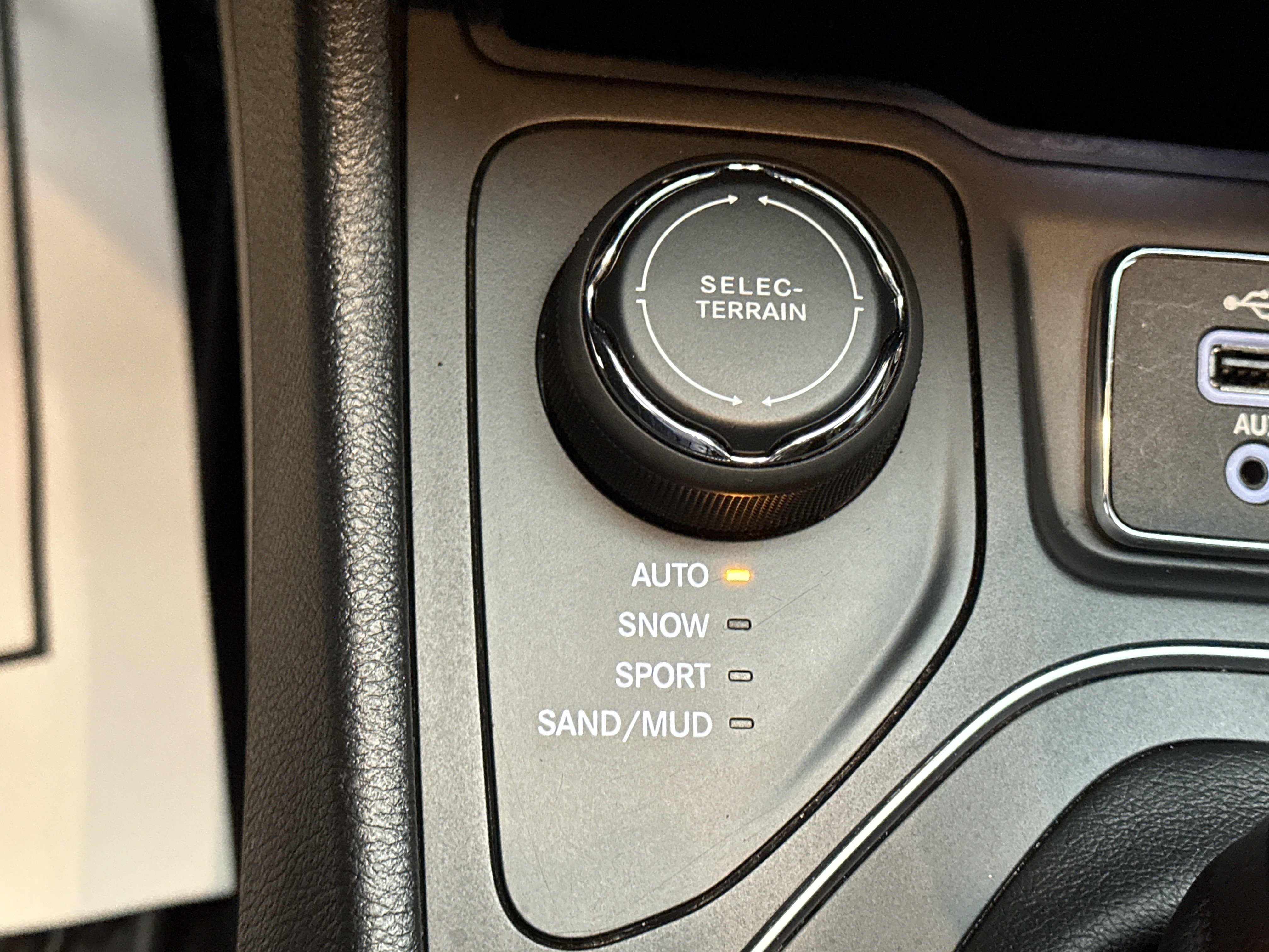 Used 2019 Jeep Cherokee Latitude Plus w/ Cold Weather Group AWD/4WD image 34