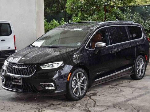 New 2026 Chrysler Pacifica Pinnacle w/ Trailer Tow Group FWD image 3