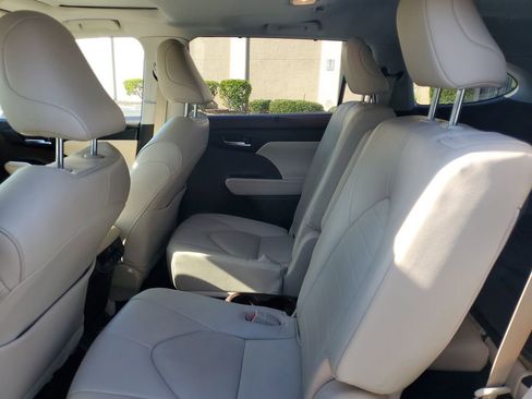 Used 2022 Toyota Highlander XLE image 19