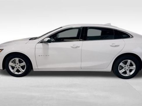 Used 2024 Chevrolet Malibu LT image 3