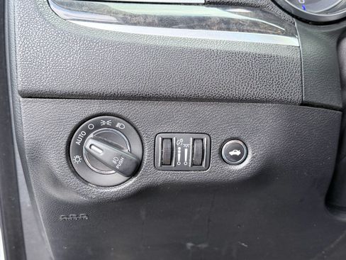 Used 2020 Chrysler 300 Limited RWD image 12