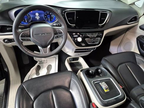 Used 2023 Chrysler Pacifica Touring-L image 10
