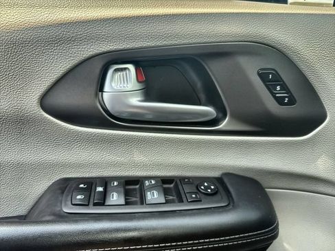 Used 2024 Chrysler Pacifica Limited FWD image 13