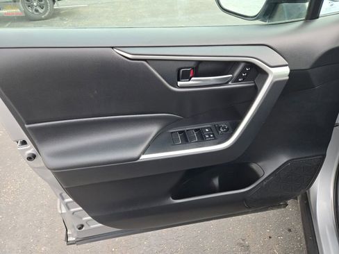 Used 2020 Toyota RAV4 XLE Premium image 17