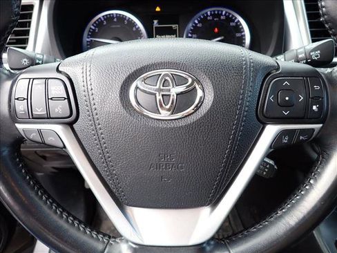 Used 2018 Toyota Highlander SE image 17