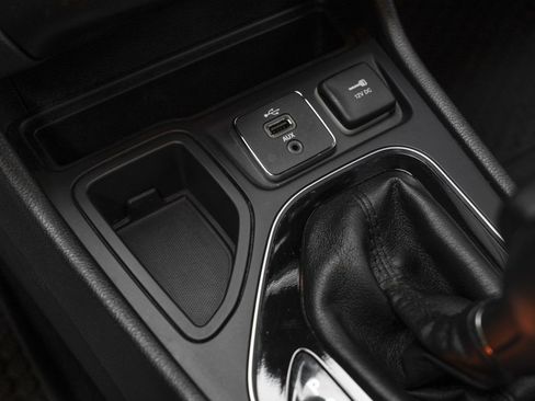 Used 2019 Jeep Cherokee Limited image 28