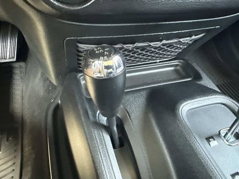 Used 2015 Jeep Wrangler Unlimited Sahara w/ Connectivity Group AWD/4WD image 33