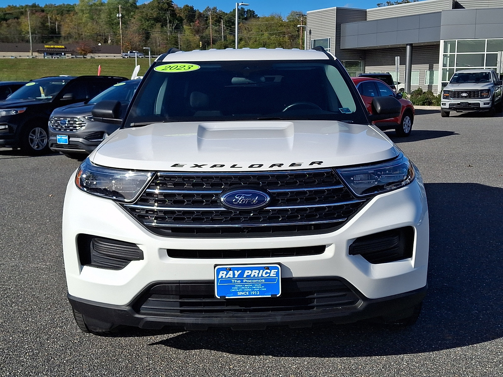 Used 2023 Ford Explorer XLT AWD/4WD image 2