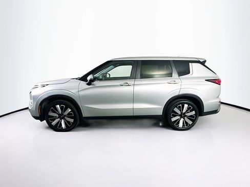Used 2025 Mitsubishi Outlander SE image 4
