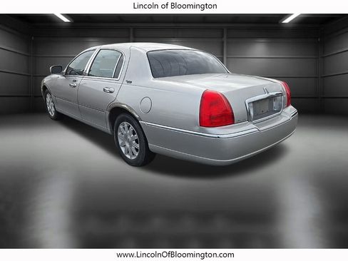 Used 2010 Lincoln Town Car Signature Limited image 6