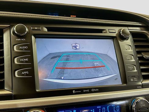 Used 2019 Toyota Highlander XLE FWD image 12