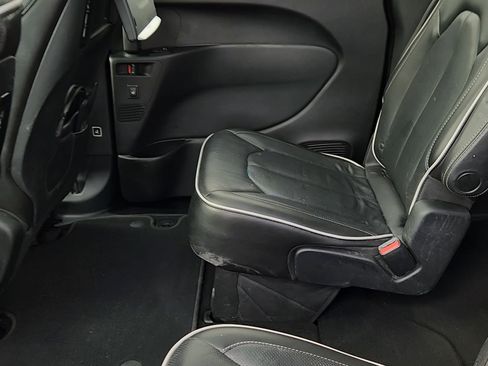 Used 2019 Chrysler Pacifica Limited image 23