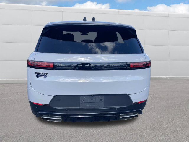 Used 2025 Land Rover Range Rover Sport SE AWD/4WD image 4