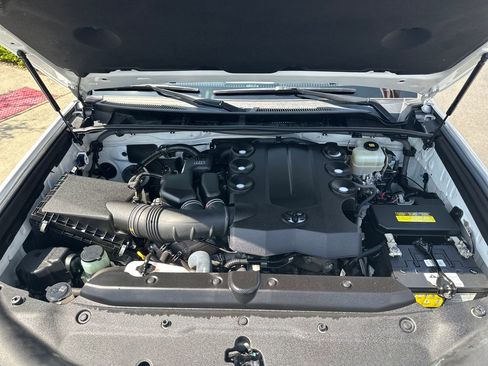 Used 2018 Toyota 4Runner SR5 AWD/4WD image 28