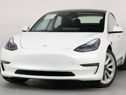 Used 2023 Tesla Model 3 Standard Range image 3